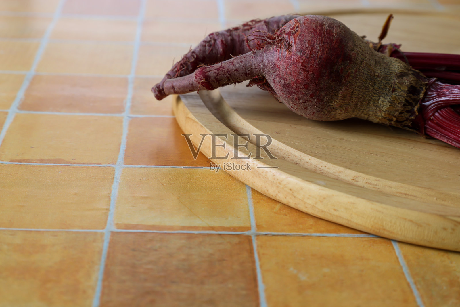 甜菜在砧板上的瓷砖图案背景照片摄影图片