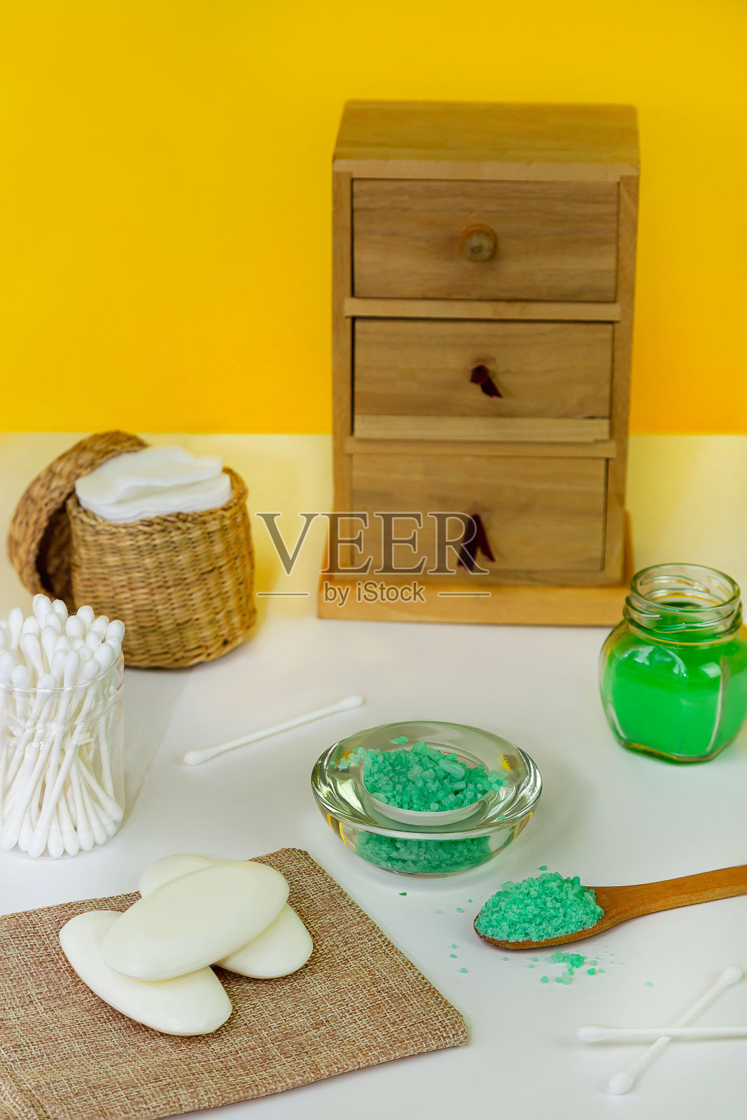 肥皂条放在乡村篮子里。以天然成分为美容理念，温和呵护肌肤。宁静和放松的气氛。照片摄影图片