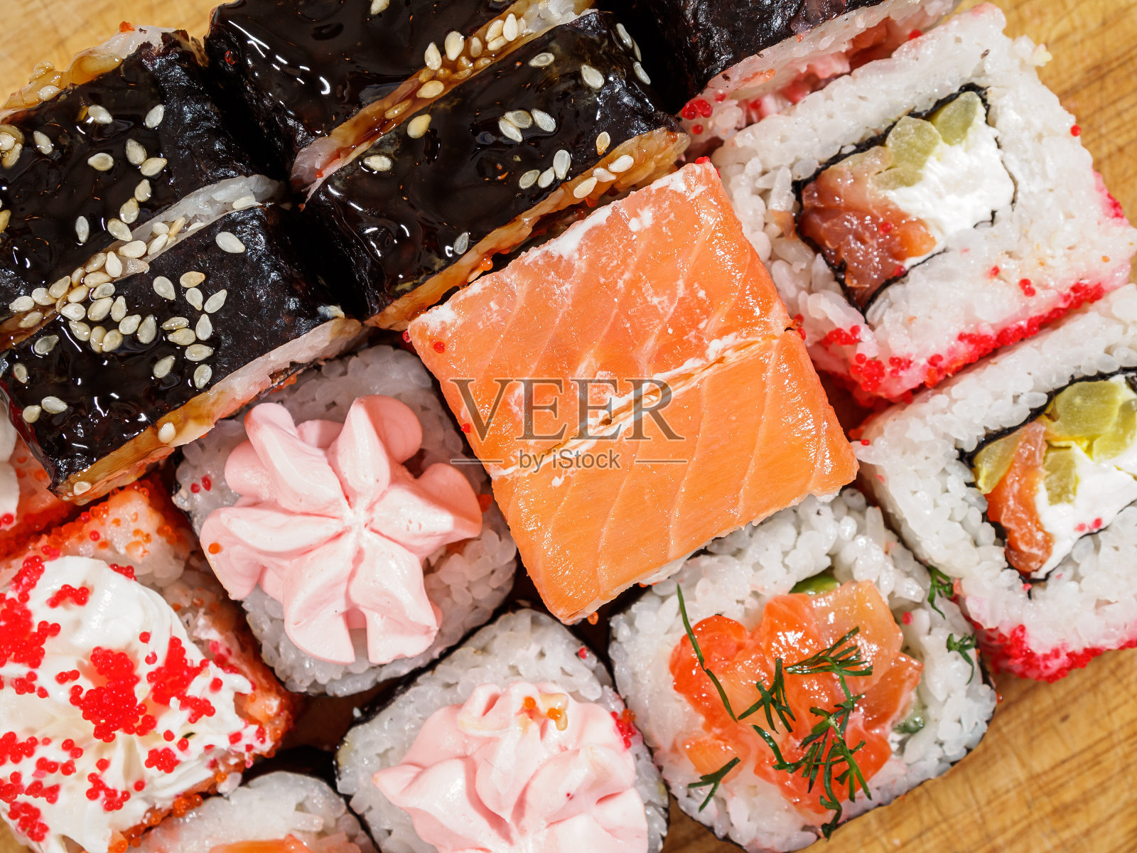 三文鱼、鳗鱼、奶酪和鳄梨寿司卷，烘烤热卷，特写镜头照片摄影图片