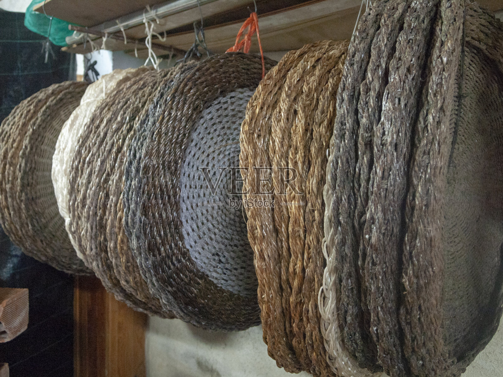 用网环把压碎的橄榄压成糊状，然后榨出橄榄油照片摄影图片