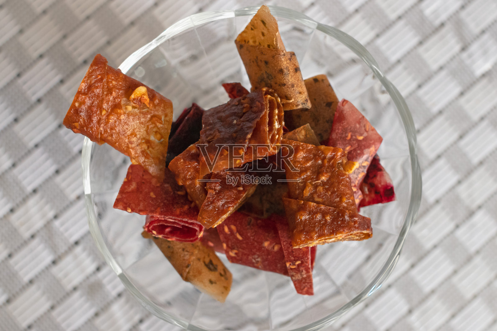 甜点盘里的水果和浆果棉花糖照片摄影图片