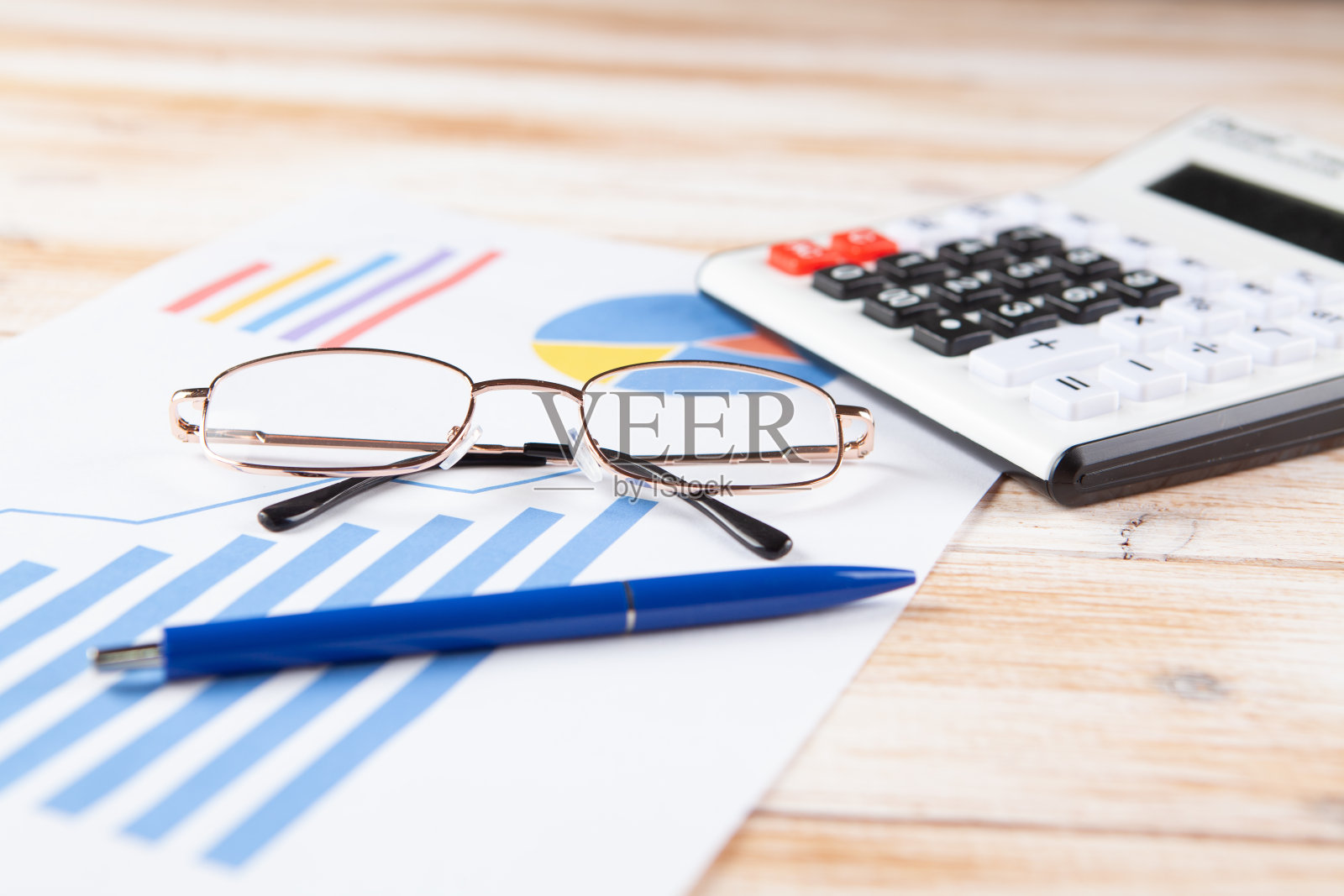 在木制的背景纸上，键盘和眼镜照片摄影图片