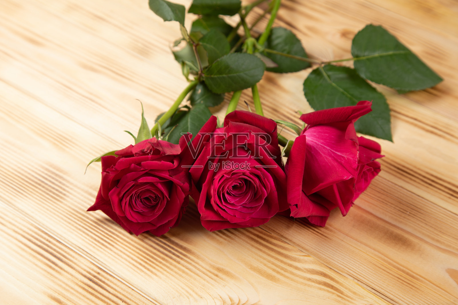 木制背景上的红玫瑰照片摄影图片