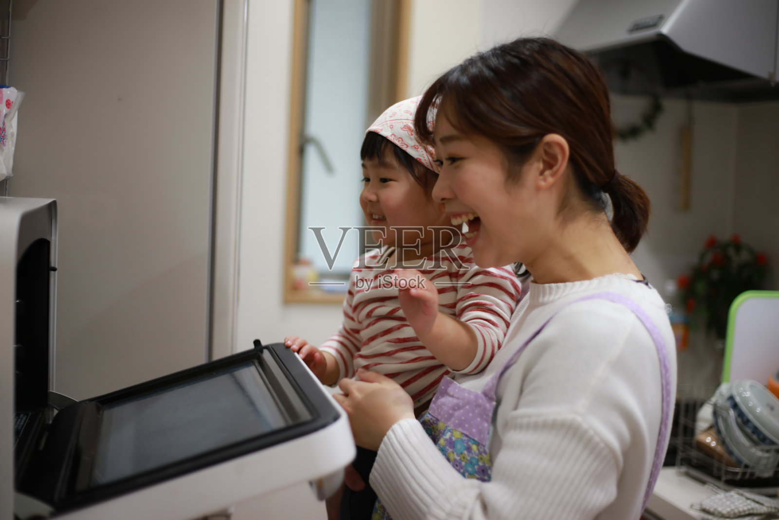 父母和孩子们在做糖果照片摄影图片