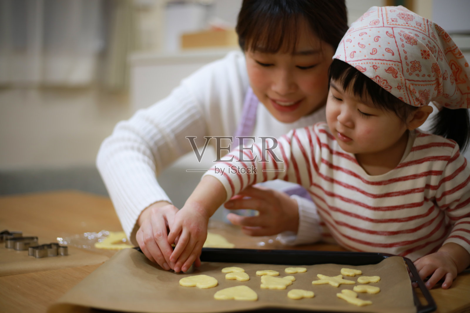 父母和孩子们在做糖果照片摄影图片