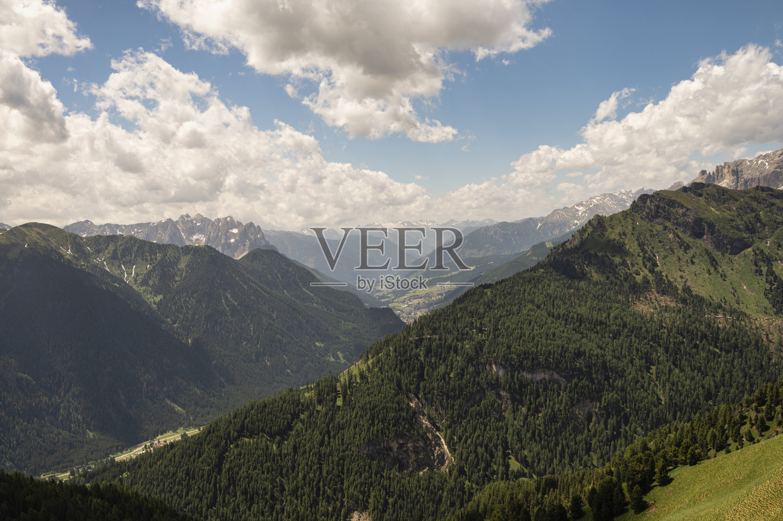 意大利白云石瓦尔迪法萨的阿尔卑斯景观照片摄影图片