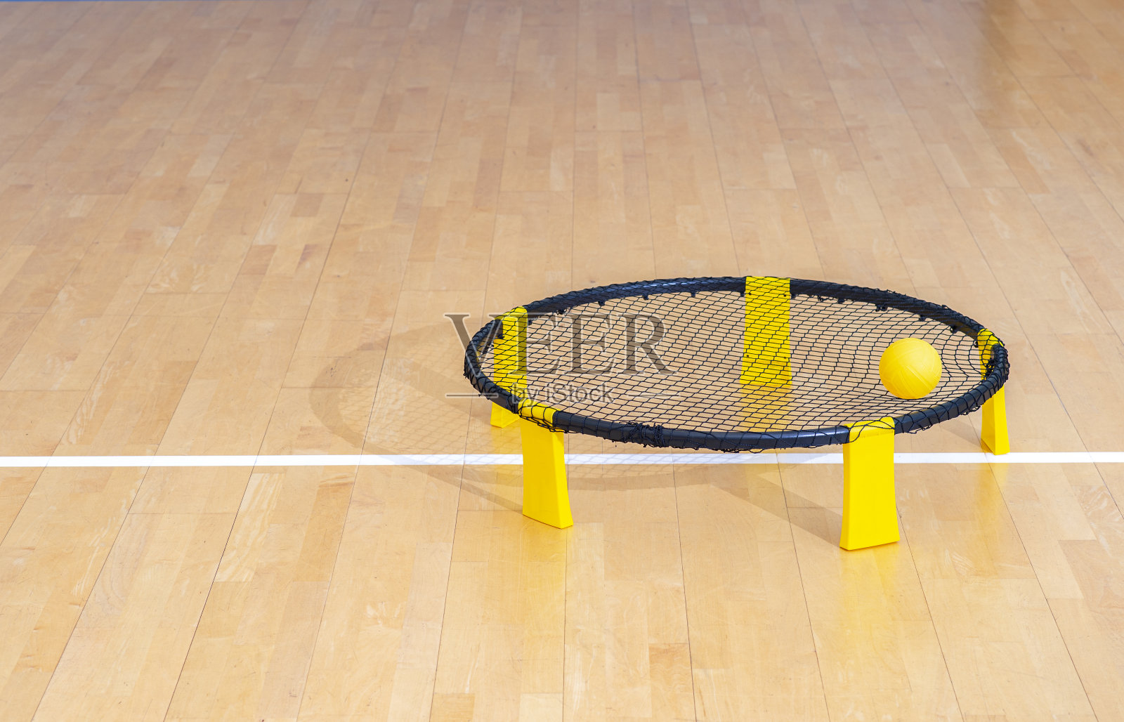 钉球游戏与黄色球在硬木地板。水平运动主题海报，贺卡，标题，网站和应用程序照片摄影图片
