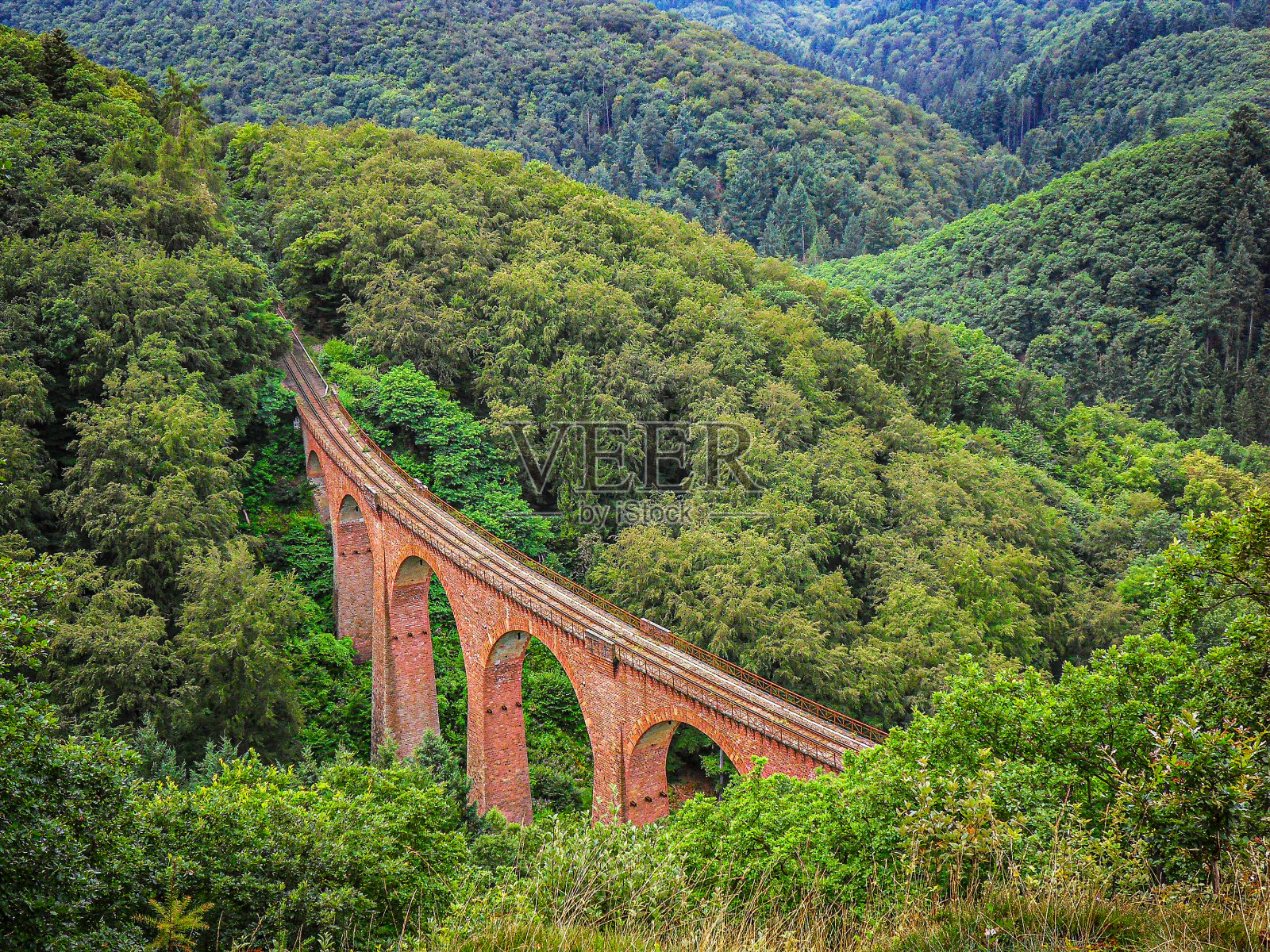 胡贝图斯高架桥附近的亨斯吕克缆车照片摄影图片