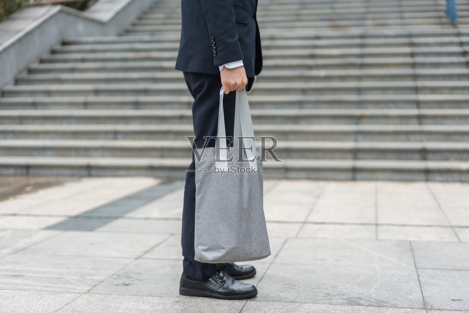 亚洲人携带灰色手提包照片摄影图片