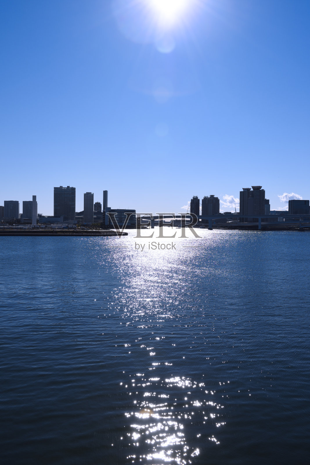 在晴朗的天空下，东京湾地区闪亮的大海照片摄影图片