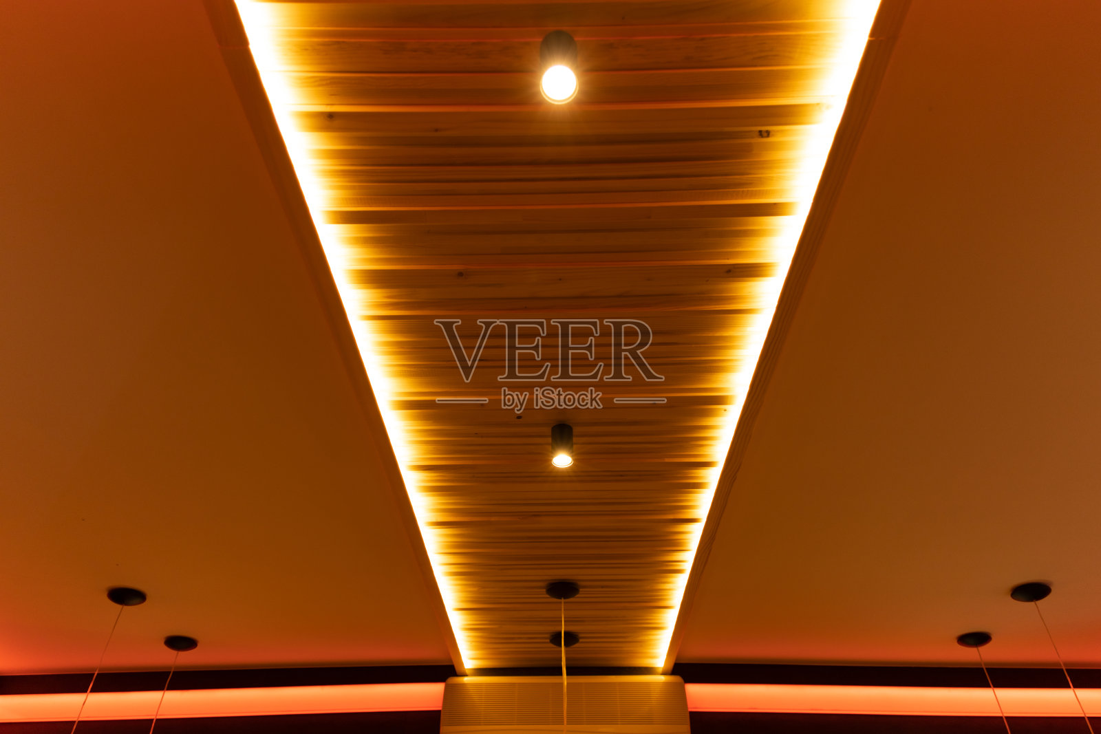软焦点室内屋顶配黄灯暖光背景室内设计照片摄影图片
