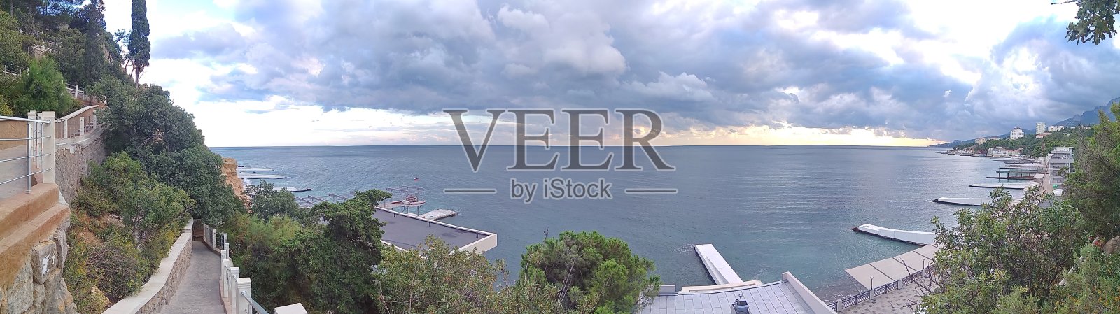 海面上乌云密布。暴风雨前。照片摄影图片