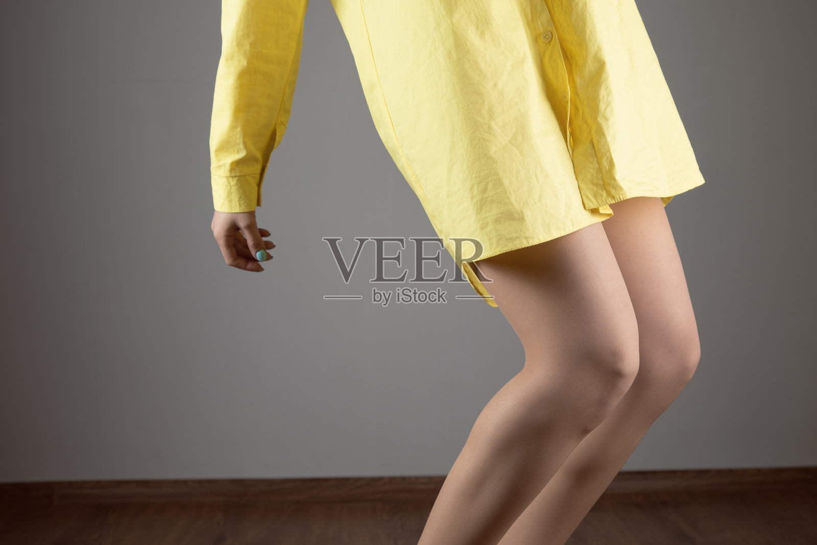 一个穿着黄色衬衫的小女孩照片摄影图片