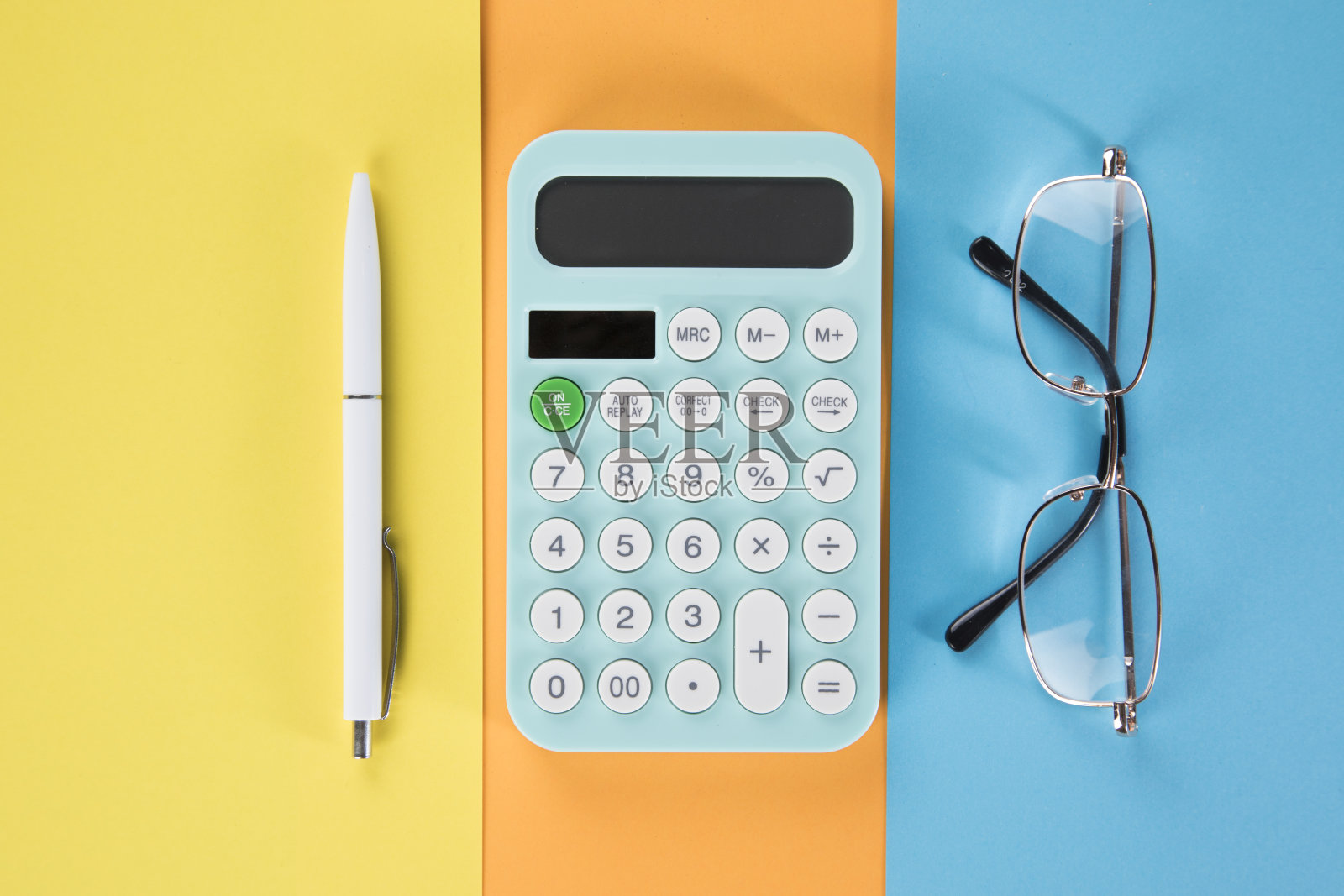 桌上计算器，笔和眼镜照片摄影图片