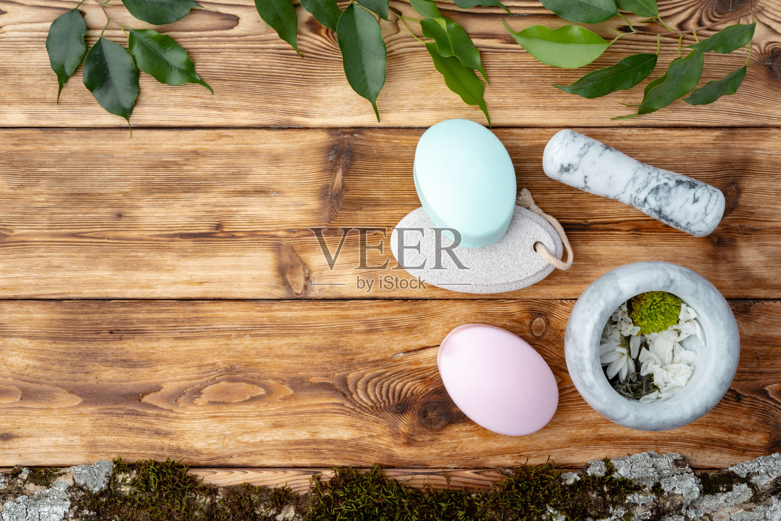 水疗照片与肥皂在乡村的木制背景照片摄影图片