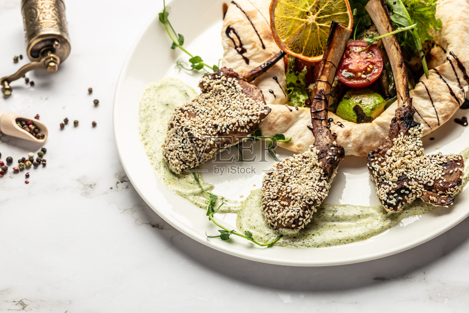 羊排配皮塔面包和蔬菜沙拉。土耳其的烤肉串。东方美食。食品配方的背景。近距离照片摄影图片