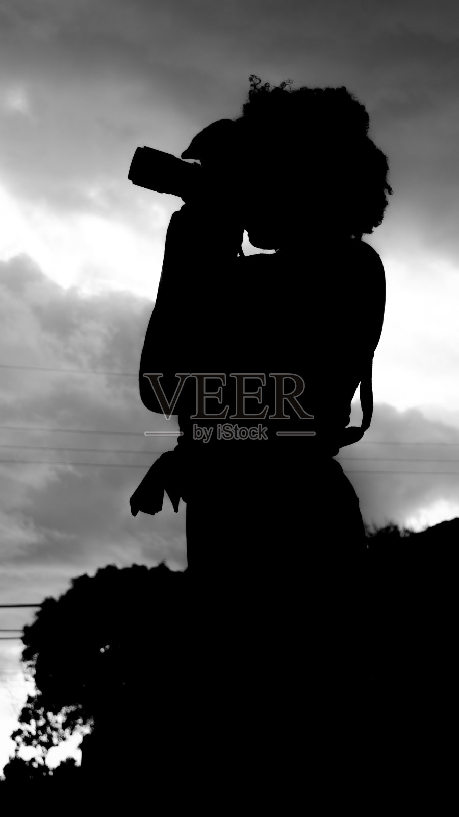 热爱摄影的女孩照片摄影图片