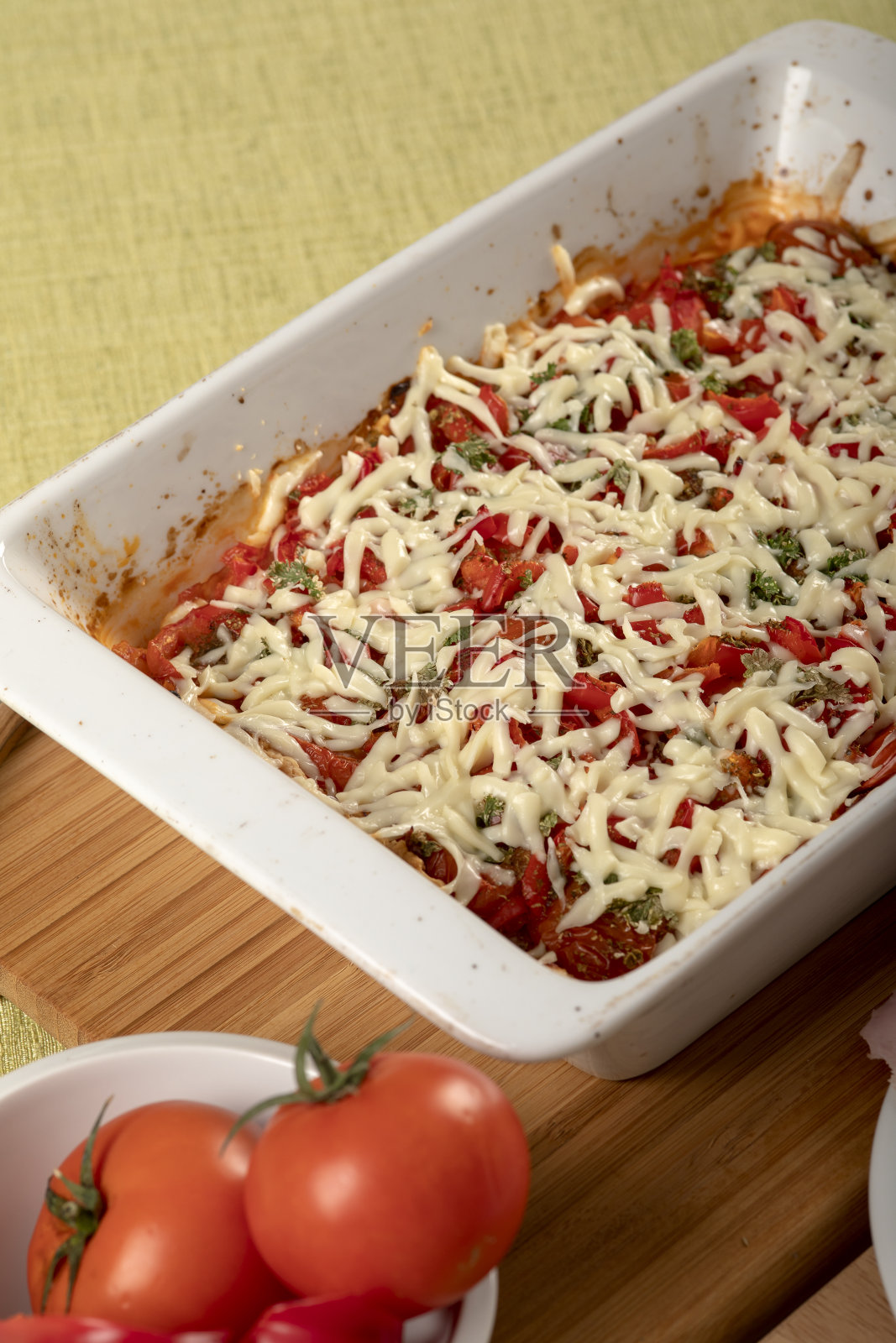 自制披萨烤好后就可以吃了。照片摄影图片