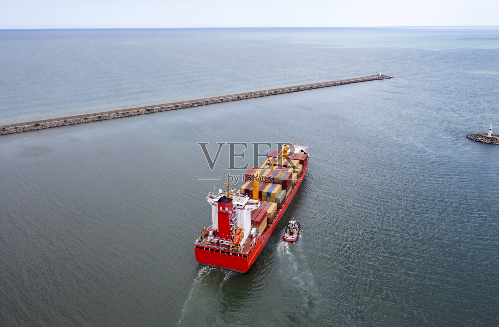 工业港口的鸟瞰图，在这里货物被运送到国内和国际的海运或海运货船上照片摄影图片