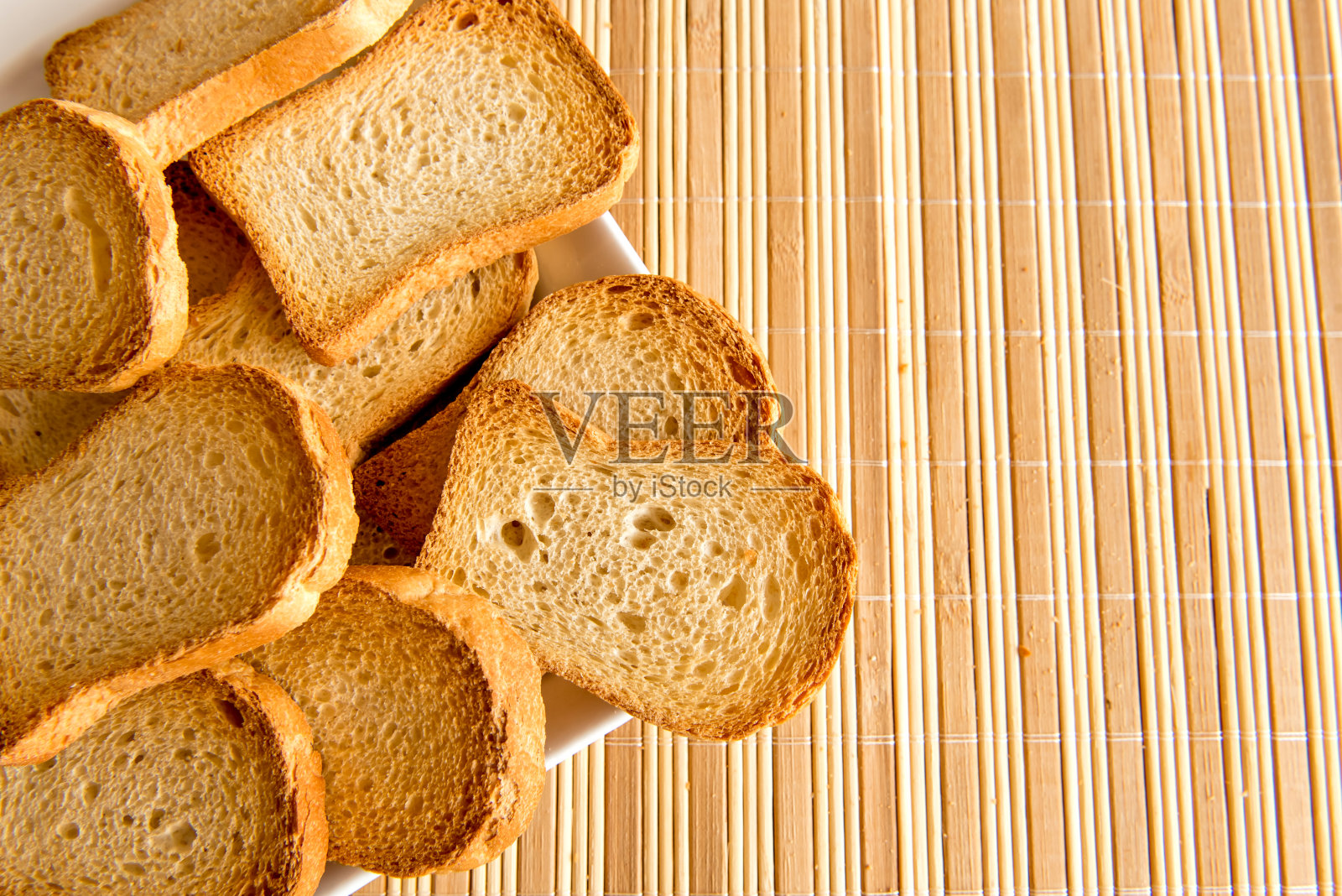 早餐桌上的烤面包。照片摄影图片