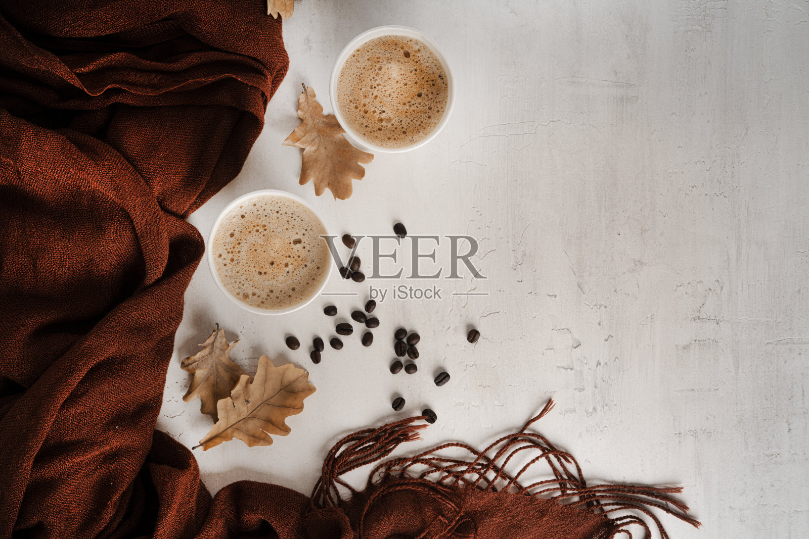 秋天的成分。一杯牛奶咖啡，一条围巾，秋叶。平躺，顶视图，复制空间照片摄影图片