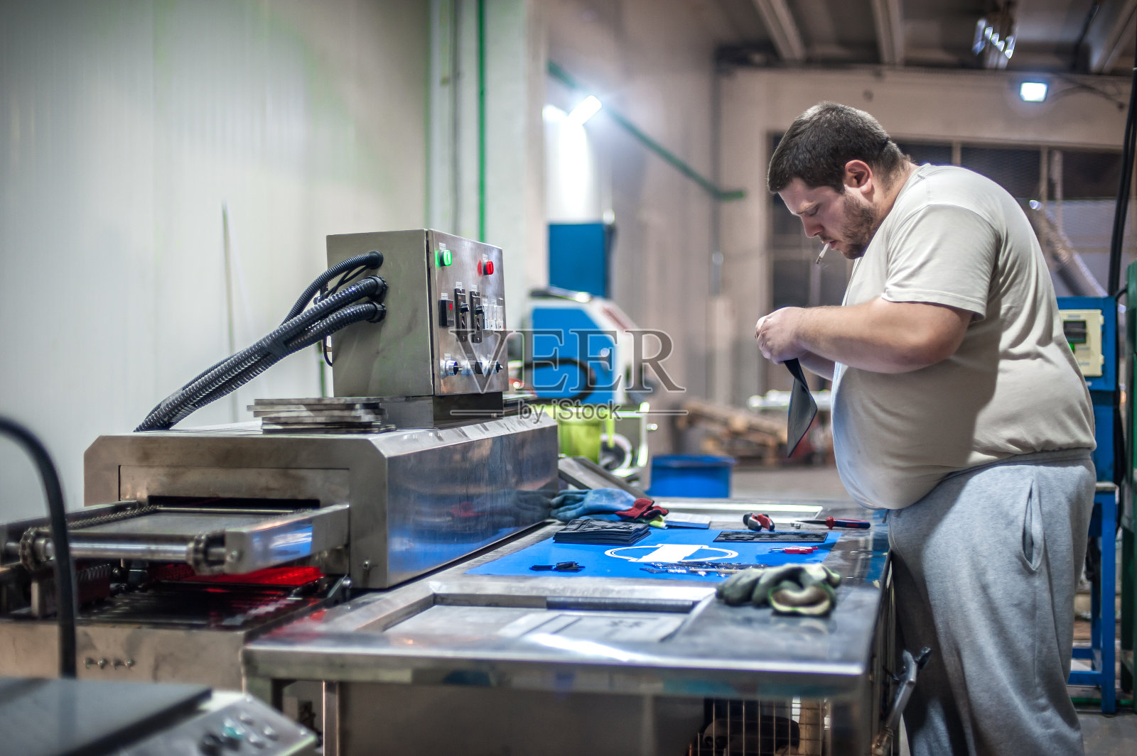 机械技术员操作自动加热炉加热PVC机照片摄影图片