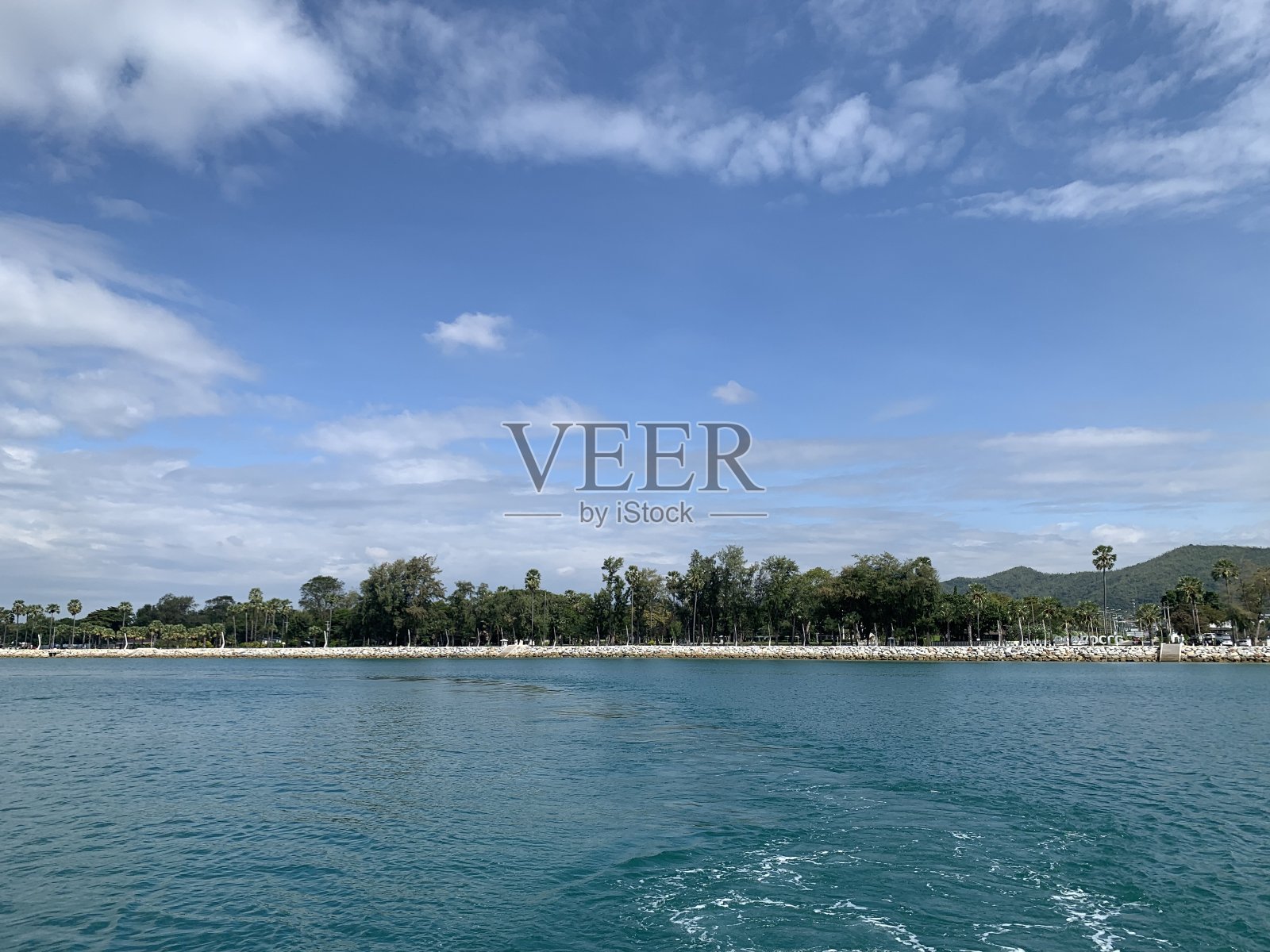 海洋中清澈海水的运动照片摄影图片