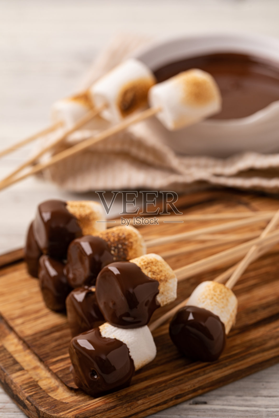 棉花糖在桌子上照片摄影图片