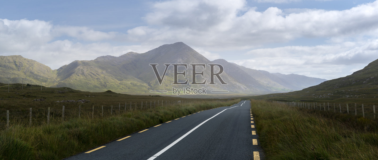 爱尔兰康尼马拉国家公园一段美丽的公路。照片摄影图片