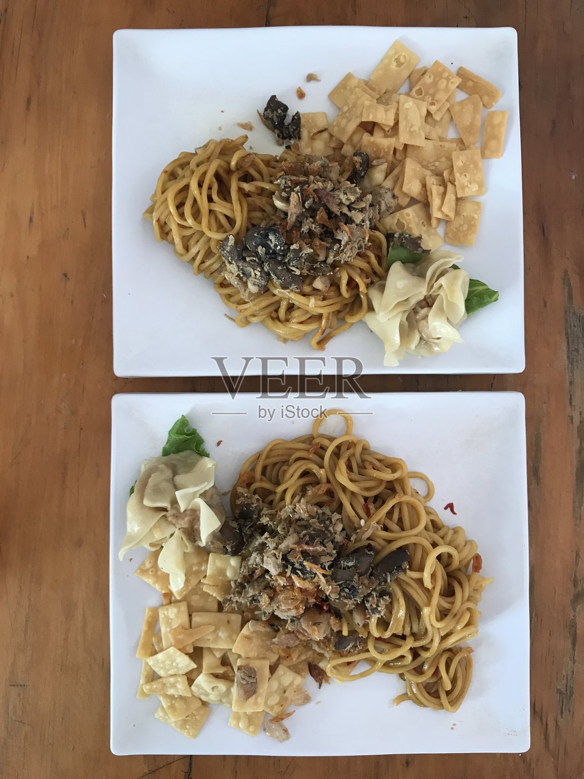 在白色的方盘子里放上辣椒酱炒面和点心照片摄影图片