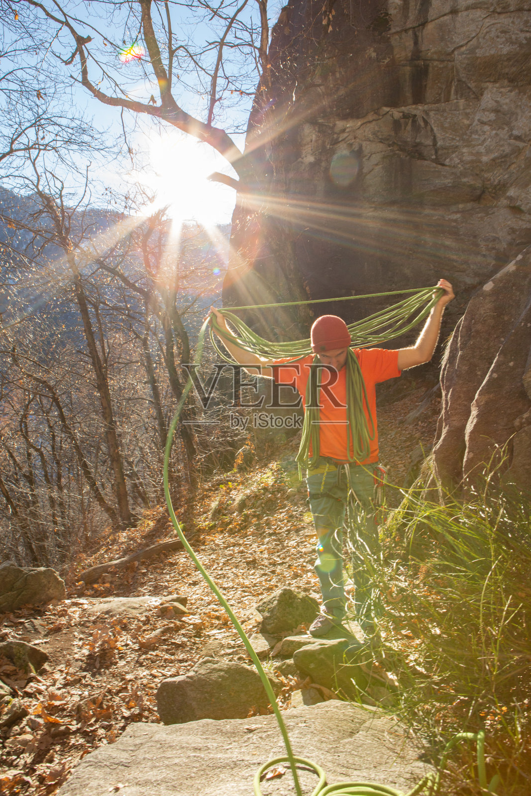 男子攀岩者安排绳索照片摄影图片