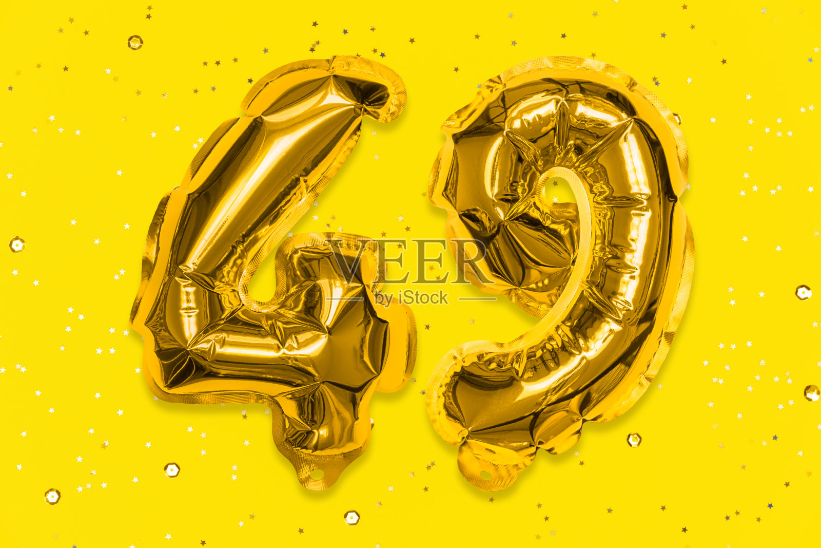 气球上的数字用金箔制成，数字49在黄色的背景上点缀着亮片。照片摄影图片