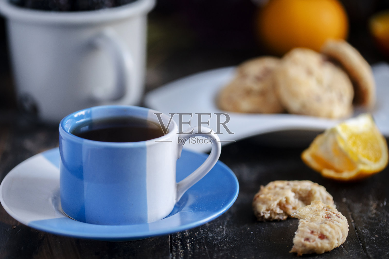 桌上摆着自制饼干、新鲜浆果和咖啡照片摄影图片