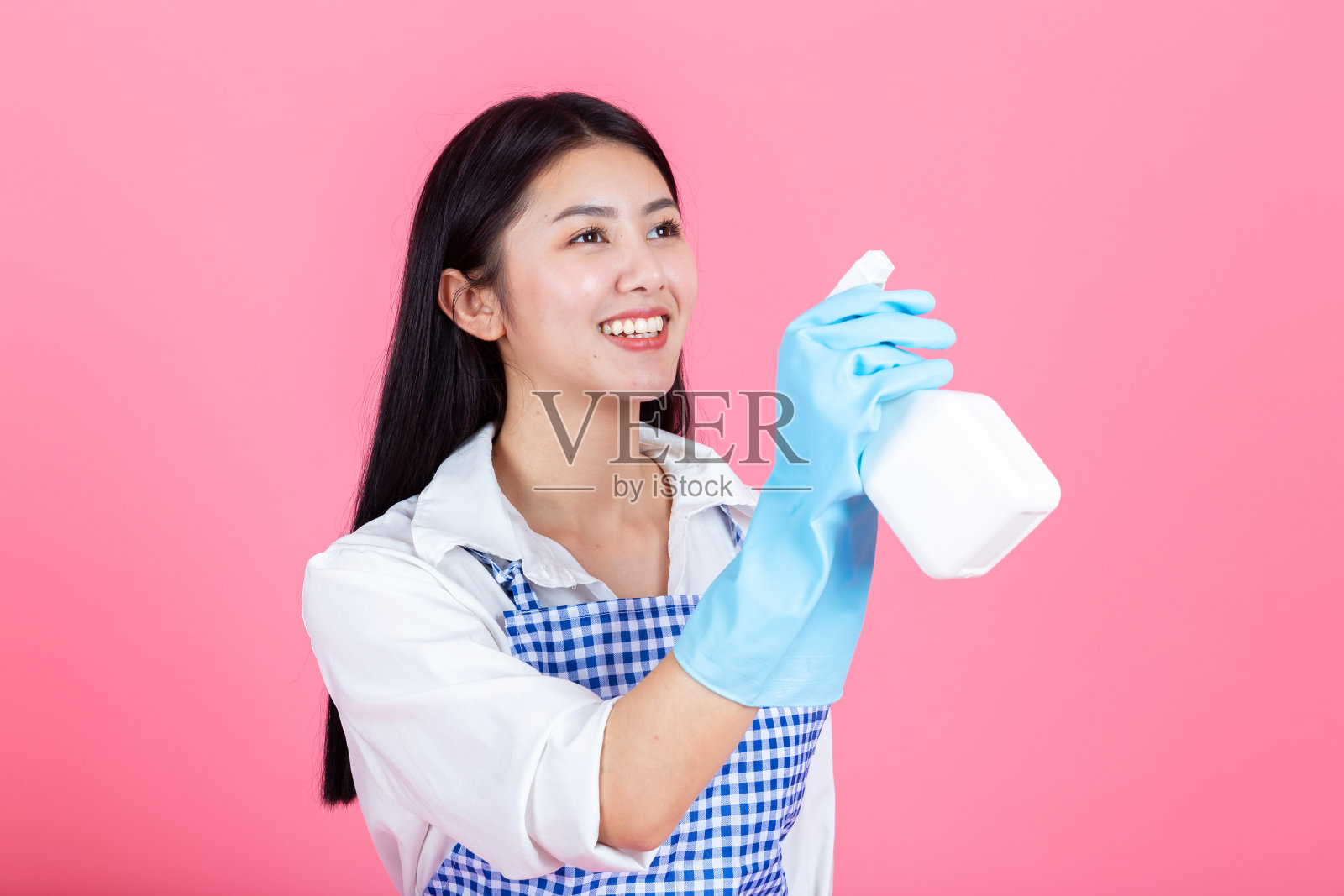 亚洲女管家站在产品和设备清洁。照片摄影图片