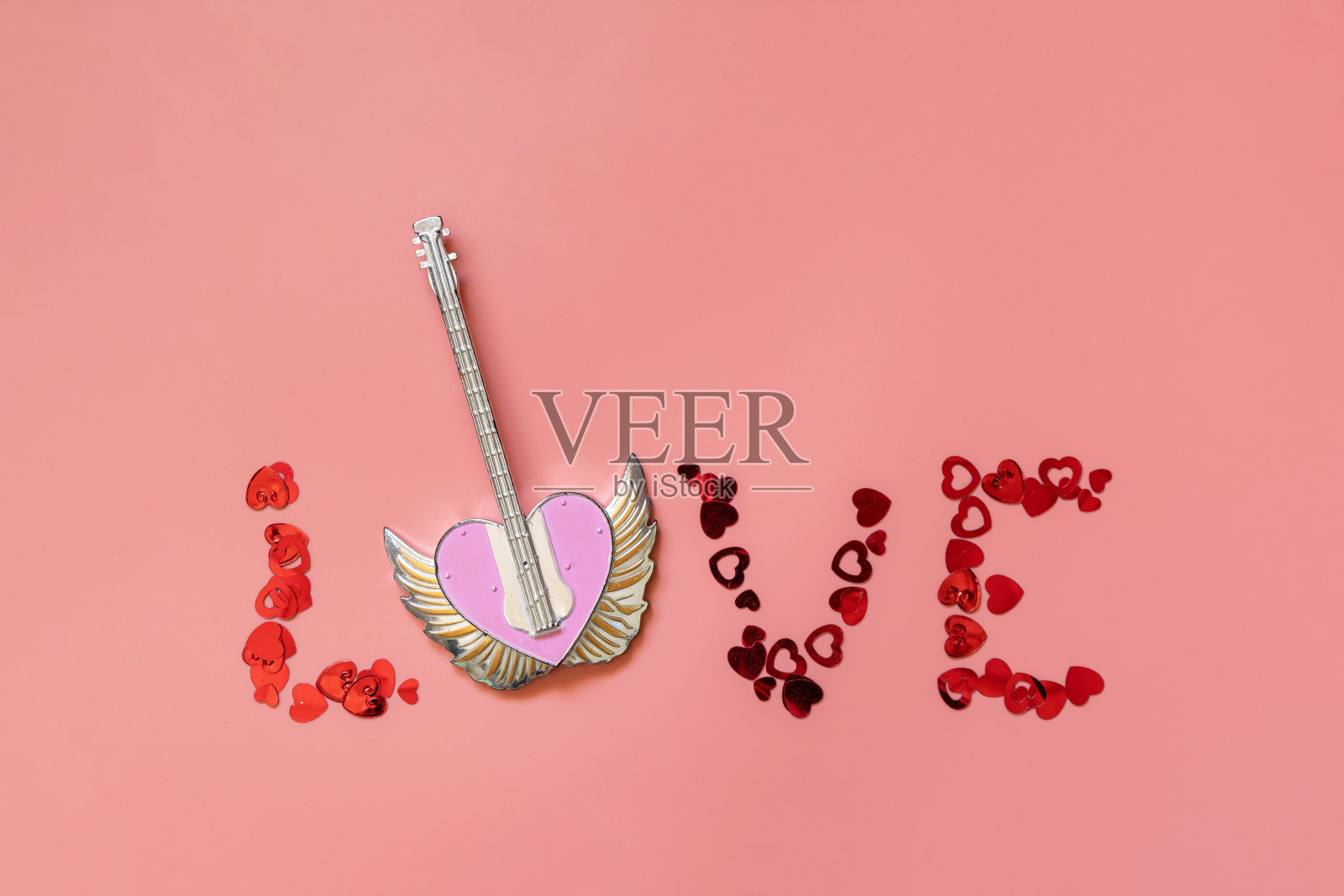 情人节、爱与婚礼概念：粉色背景上的红色小爱心照片摄影图片