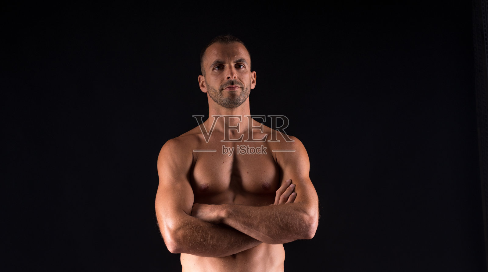 不穿衬衫的健壮英俊的男人。影棚拍摄。照片摄影图片