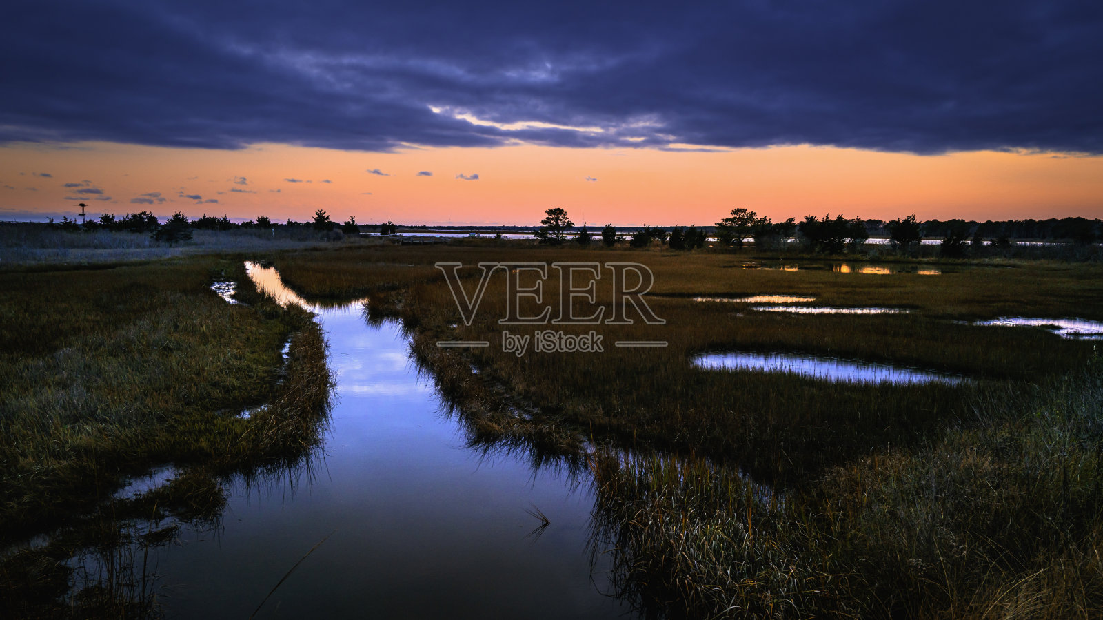 马塞诸塞州马什比的南开普海滩，沼泽河上壮观的黄昏海景。照片摄影图片