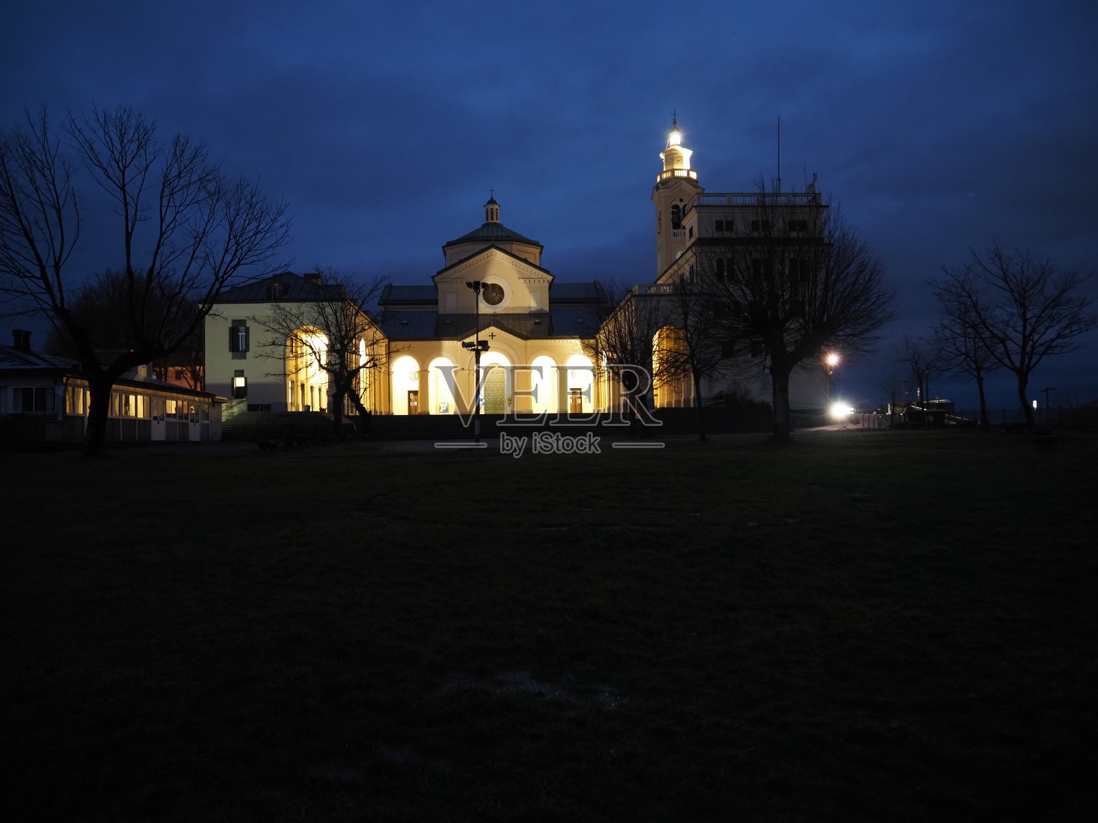 夜景的圣母德拉瓜迪亚在热那亚山山教堂的供奉避难所照片摄影图片