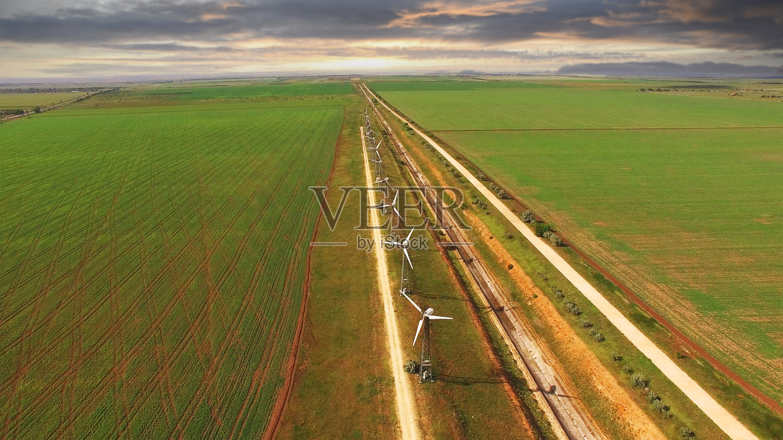 鸟瞰绿地和风电场。照片摄影图片