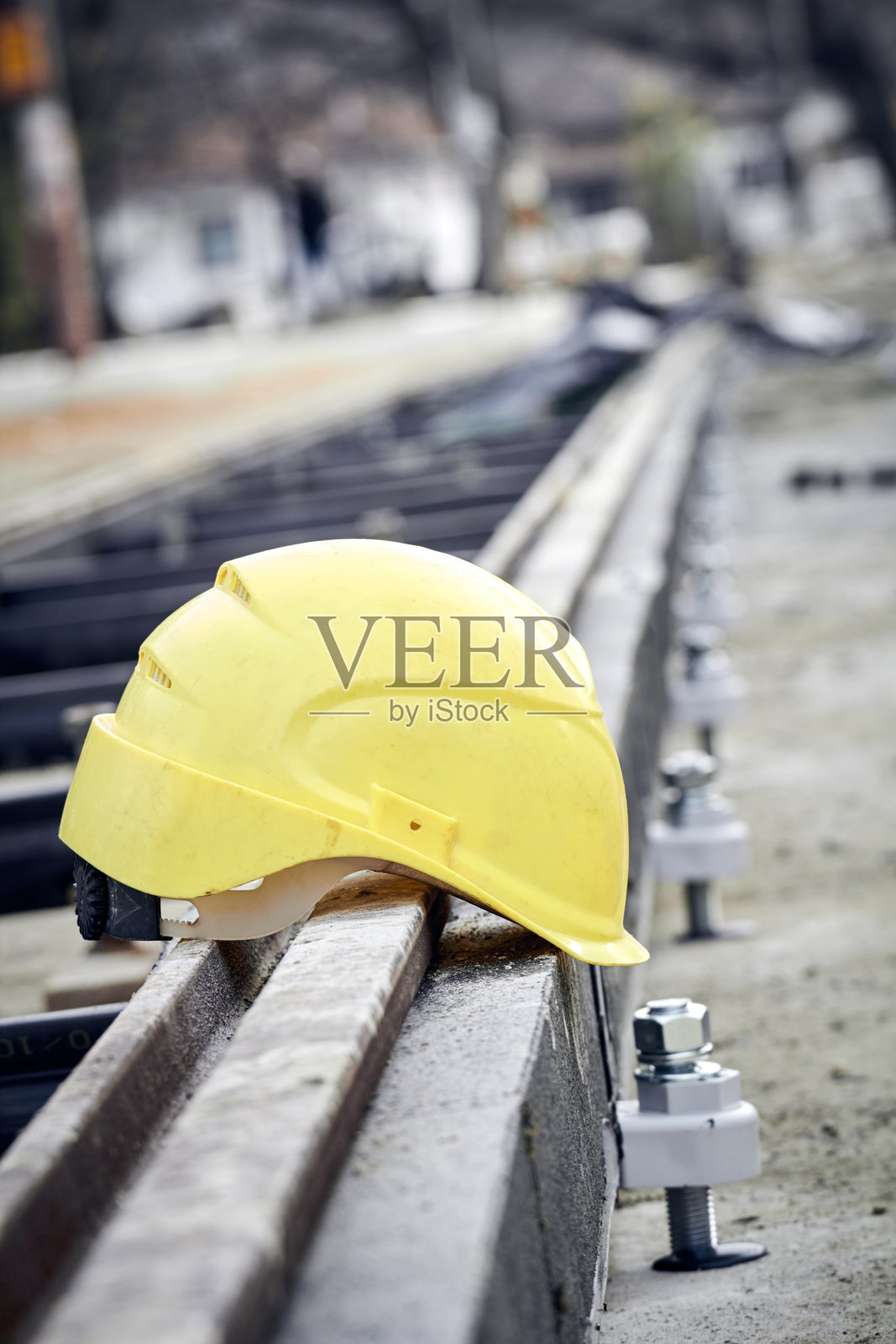 钢轨上施工安全帽。照片摄影图片