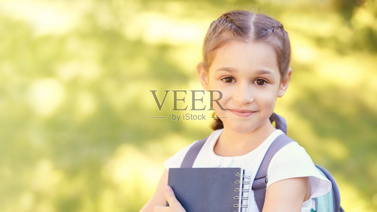 年轻漂亮的女孩拿着书。学校的概念。照片摄影图片