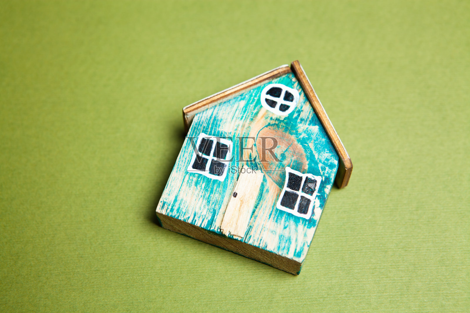 绿色背景上的房子照片摄影图片