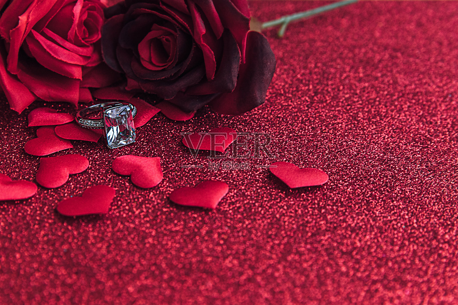 你愿意嫁给我吗?结婚戒指红色的猩红色玫瑰和许多红色的心在红色闪光的背景。订婚求婚婚礼概念。情人节贺卡。情人节的横幅照片摄影图片