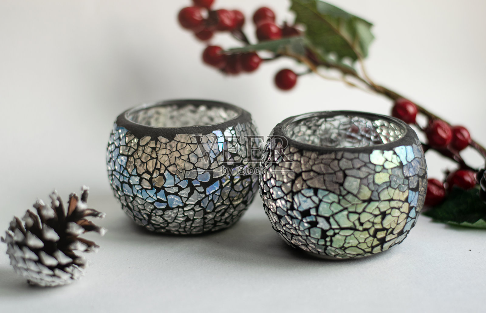 在一张浅色的桌子上摆放新年装饰品。节日的概念。圣诞节和新年的礼物。照片摄影图片