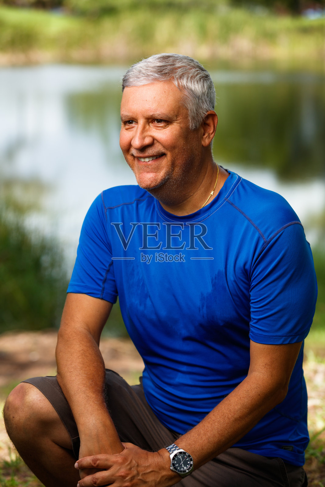 英俊的男人在户外照片摄影图片