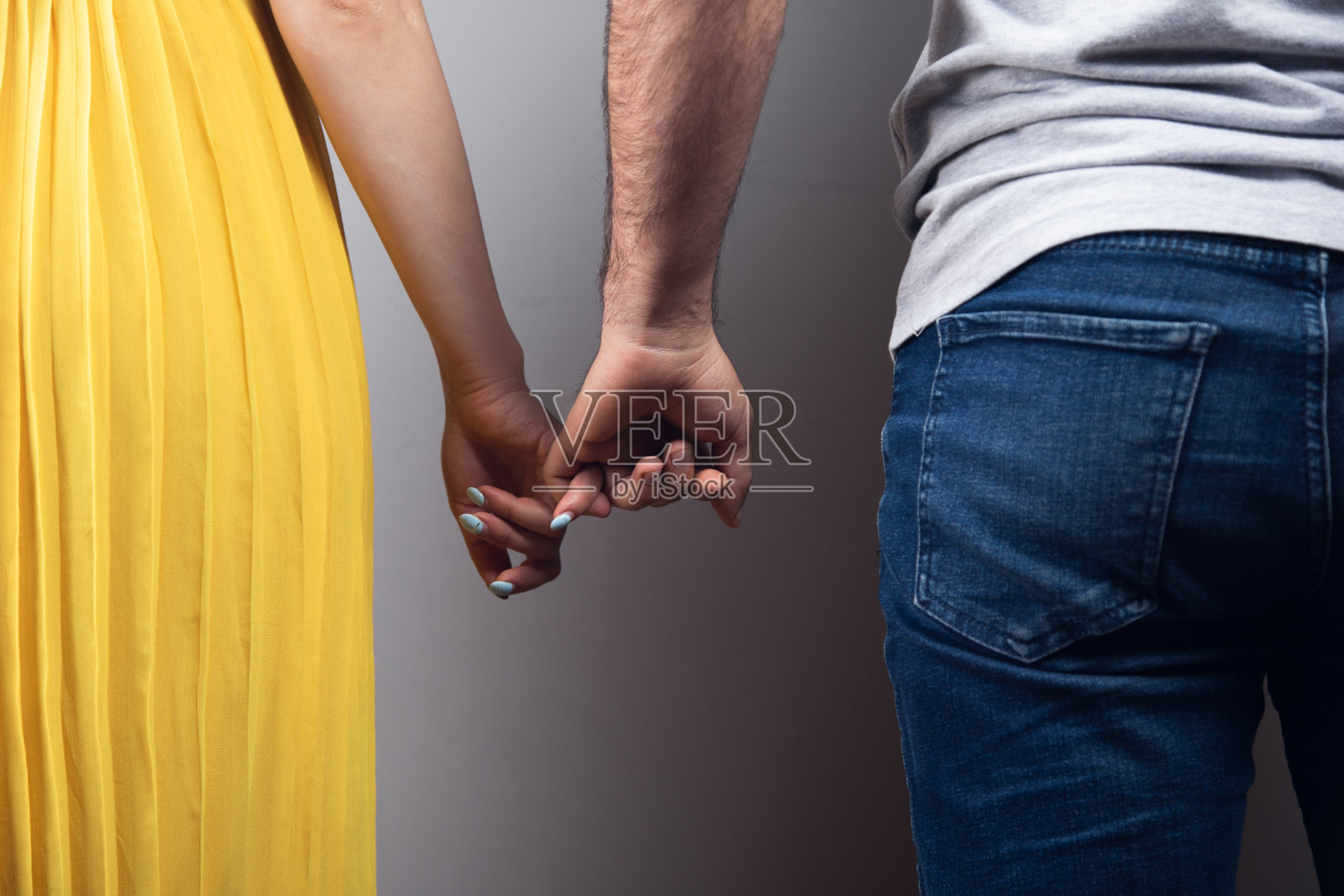 男人和女人握着他们的小手指照片摄影图片