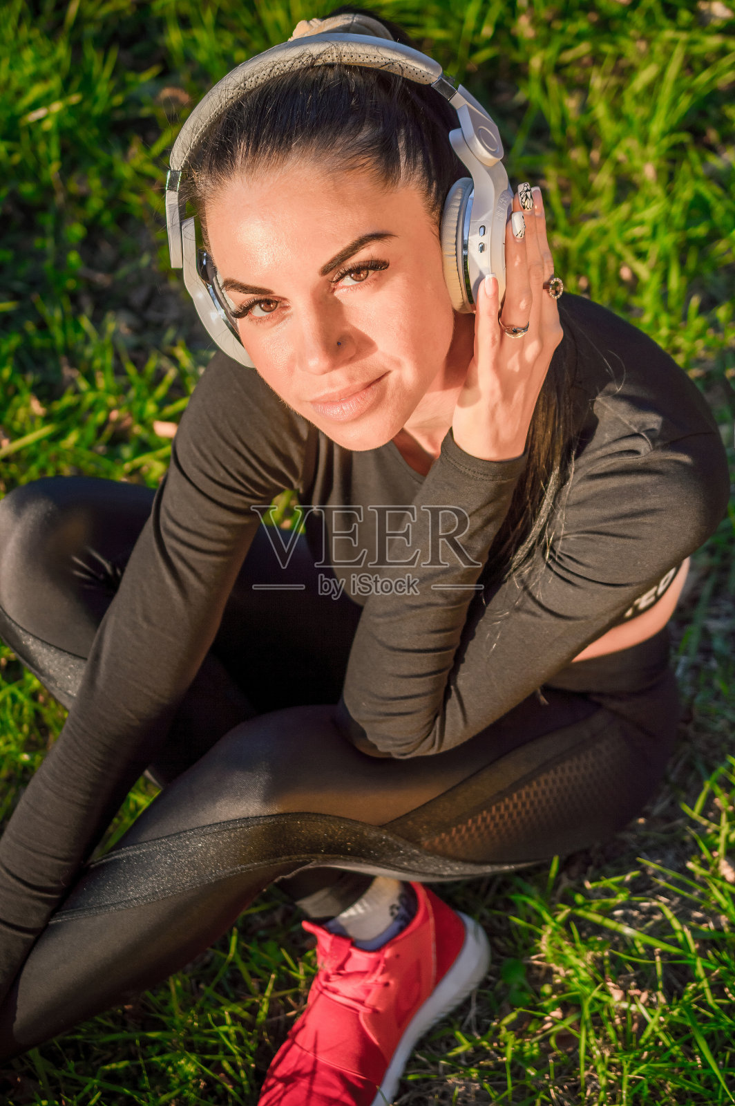 年轻漂亮的女人戴着耳机听音乐照片摄影图片