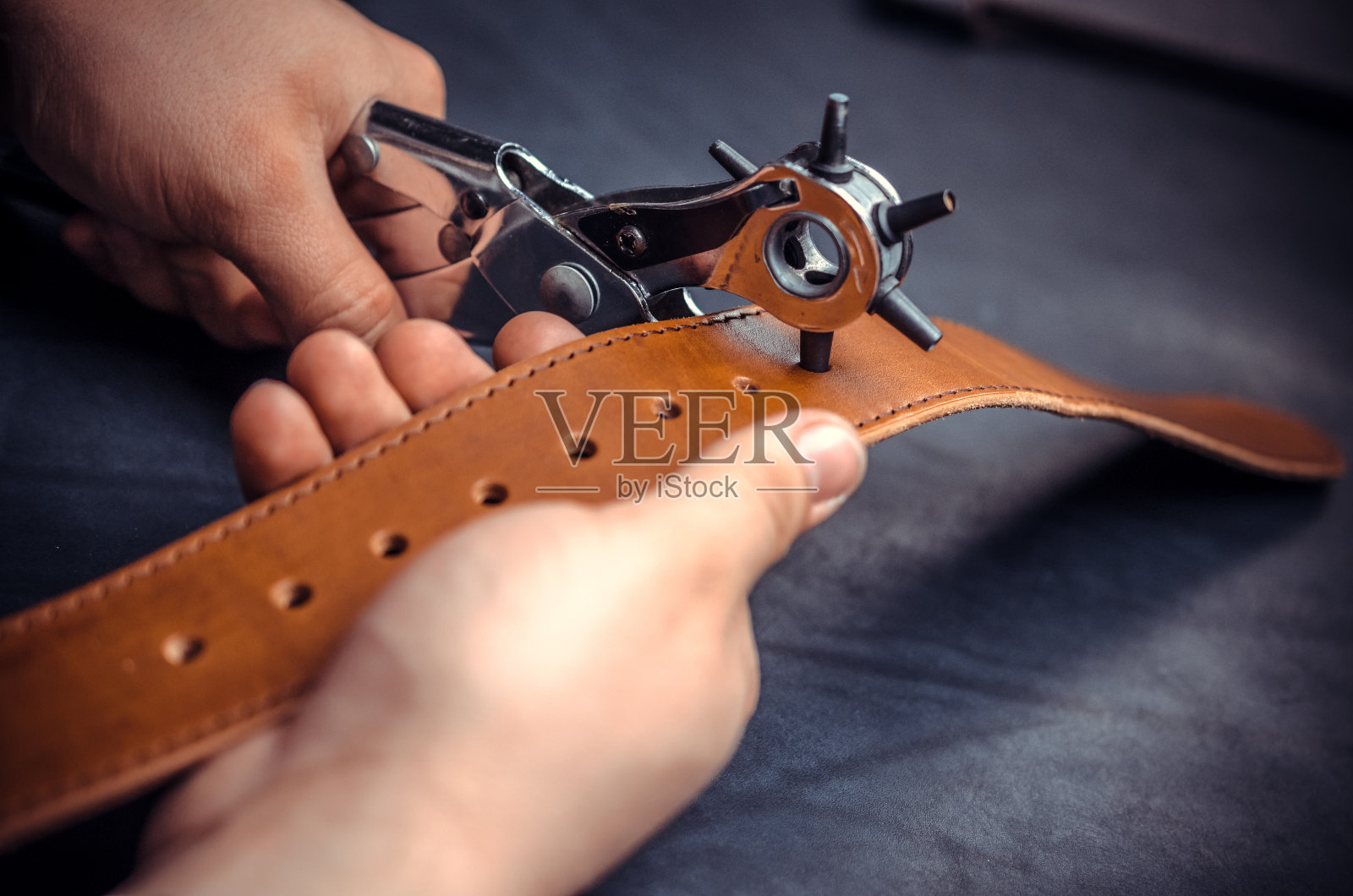 工匠热衷于他的生意照片摄影图片