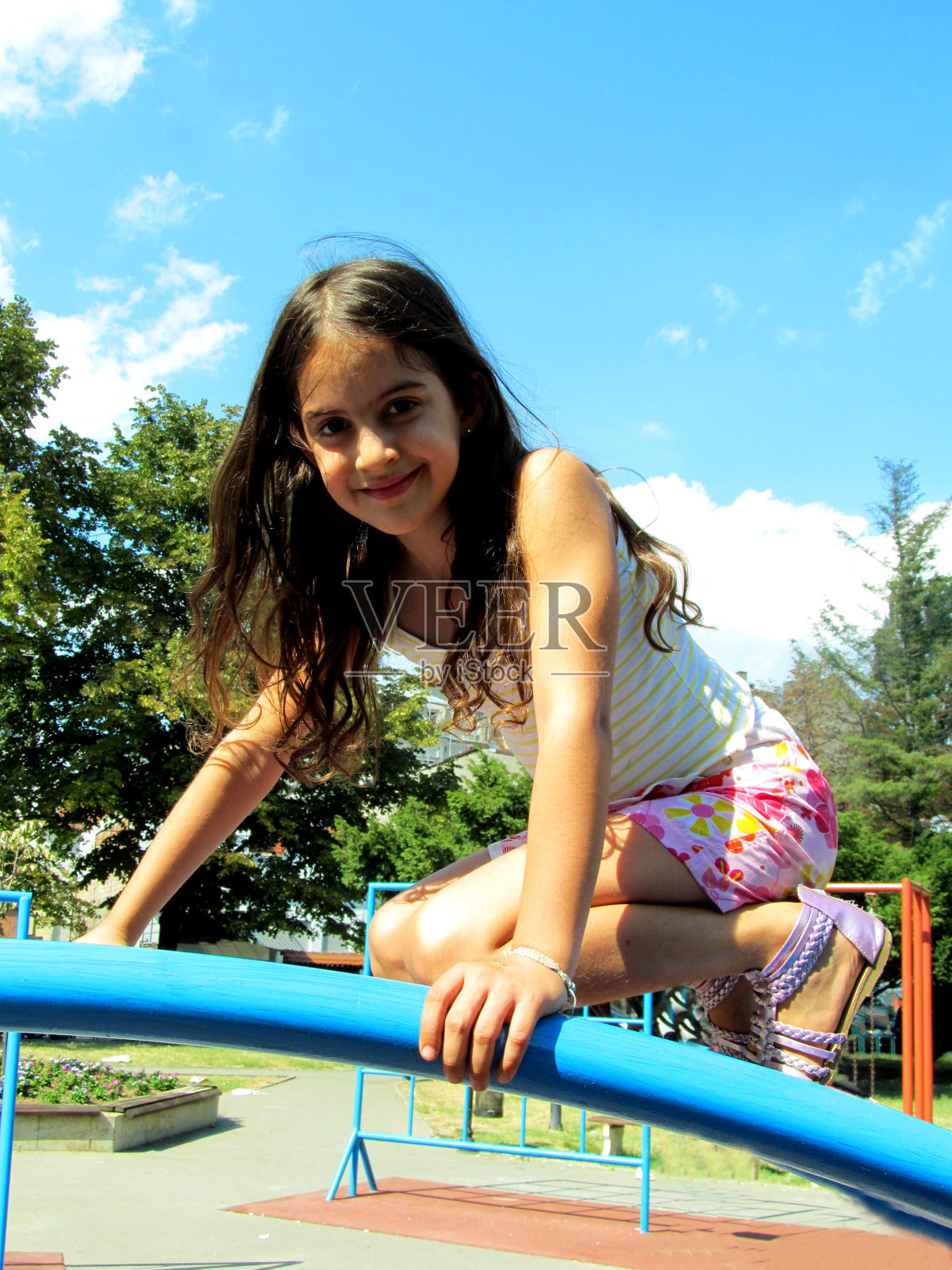 小女孩在操场上爬梯子照片摄影图片