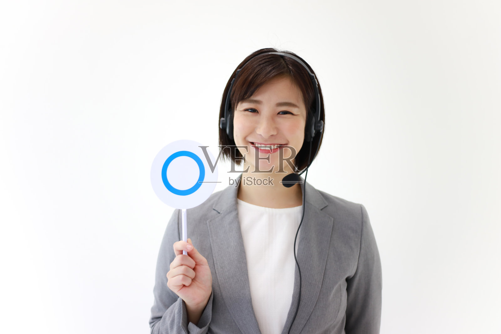 女员工戴着耳机，拿着标签照片摄影图片